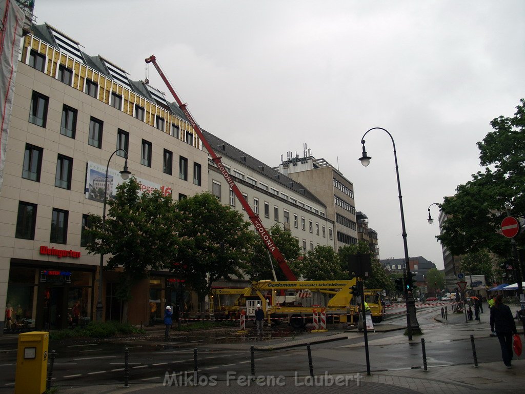 800 kg Fensterrahmen drohte auf Strasse zu rutschen Koeln Friesenplatz P52.JPG